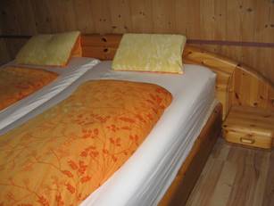 Wohnen Doppelbettzimmer Bett mit hellem Bezug