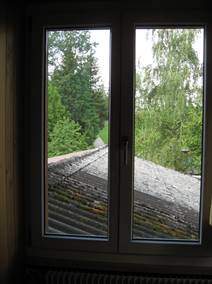 Wohnen Atelier Fenster mit Dach Vorbau und Bäumen