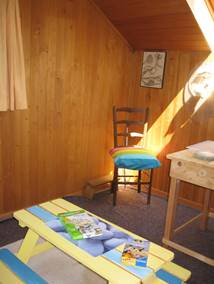 Wohnen Atelier Spieltisch und Lichteinfall auf Korbstuhl