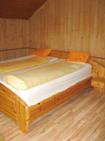 Wohnen Doppelbettzimmer aufgelichtet Bett und Holz