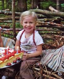 Geburtstage Lynn mit Torte und Freundin auf dem Waldsofa