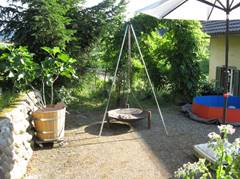 Umschwung Vorplatz Gartenhaus mit kleinem Pool