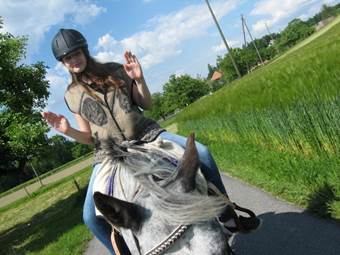 Reiten Mimi und Ashley